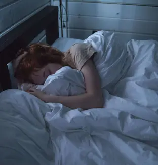 Jeune femme en train de dormir